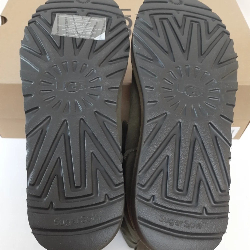 UGG Classic Maxi Toggle Boots Sz 9